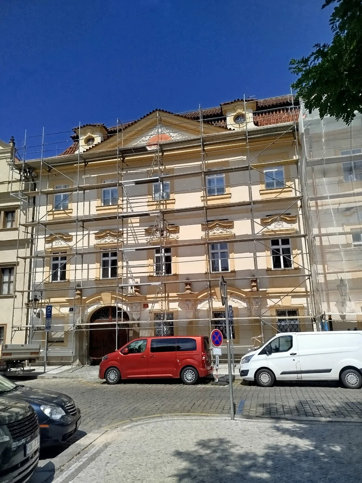 Montáž lešení na Hradčanském náměstí v Praze